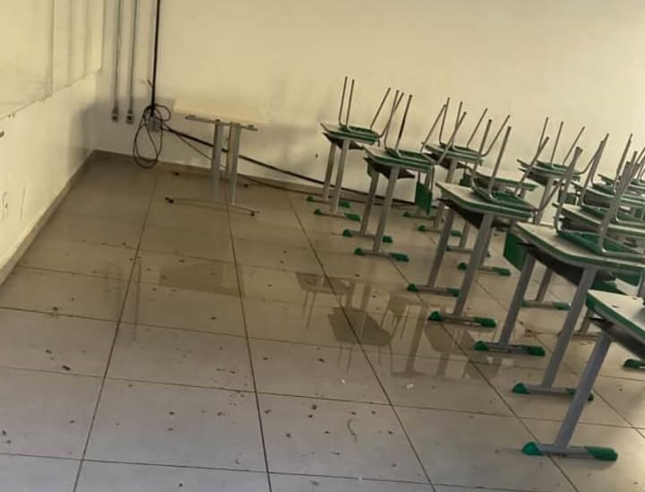  Após um ano, salas da Escola do Monte Serrat continuam a alagar